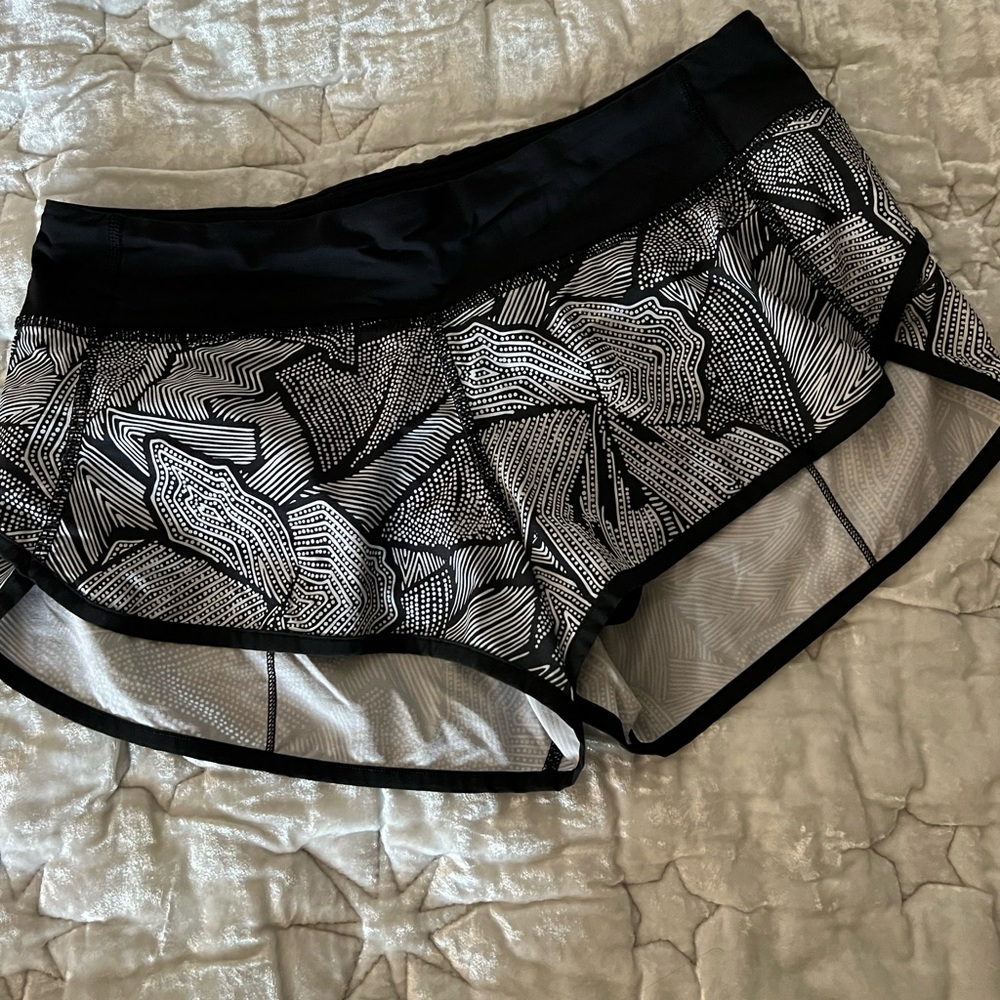 Lululemon Speed Up Short size 6. Inseam 2.5”